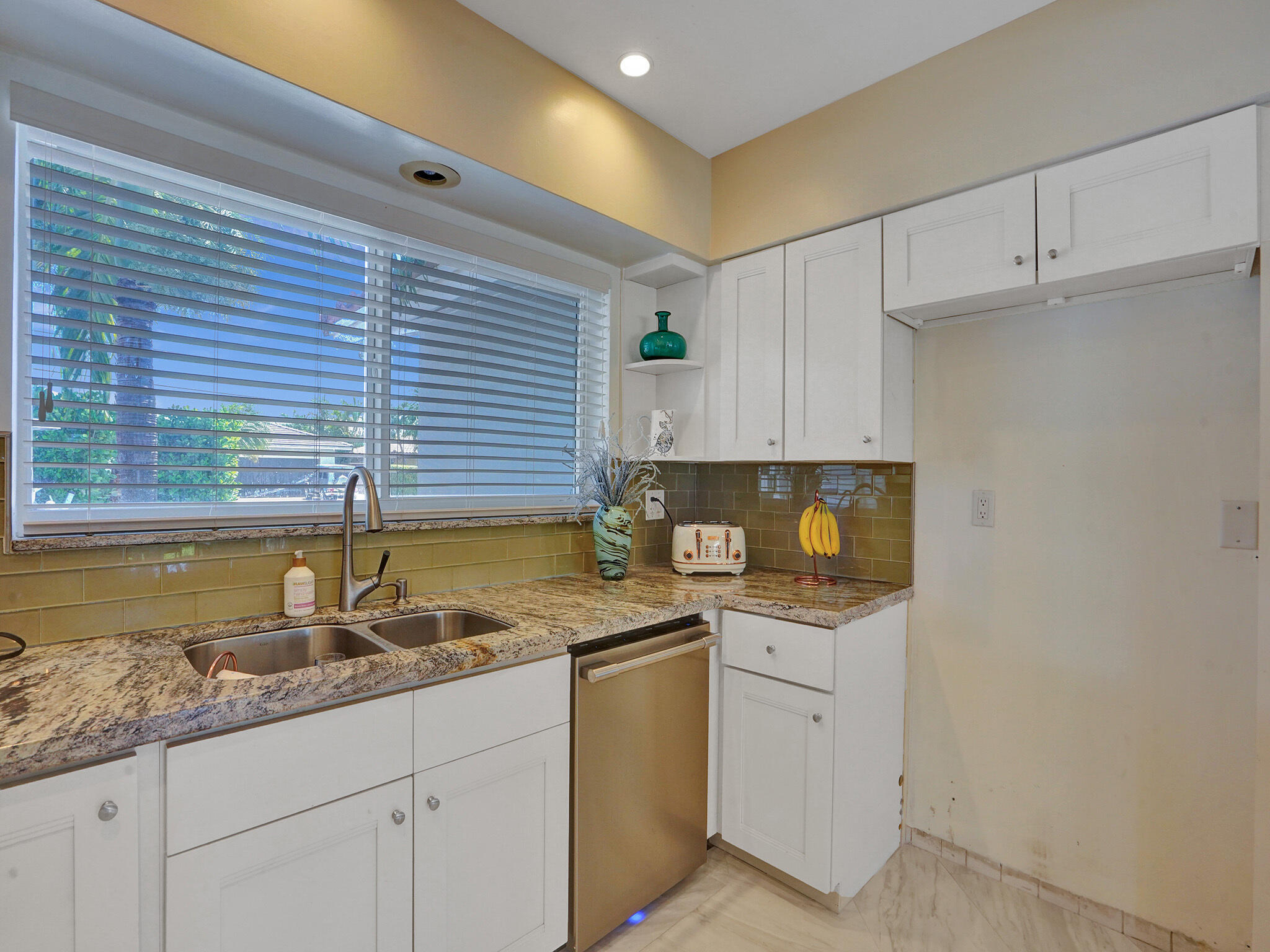 2011 Waters Edge Pompano Beach, FL 33062 - Photo 43 of 69 ROY03556