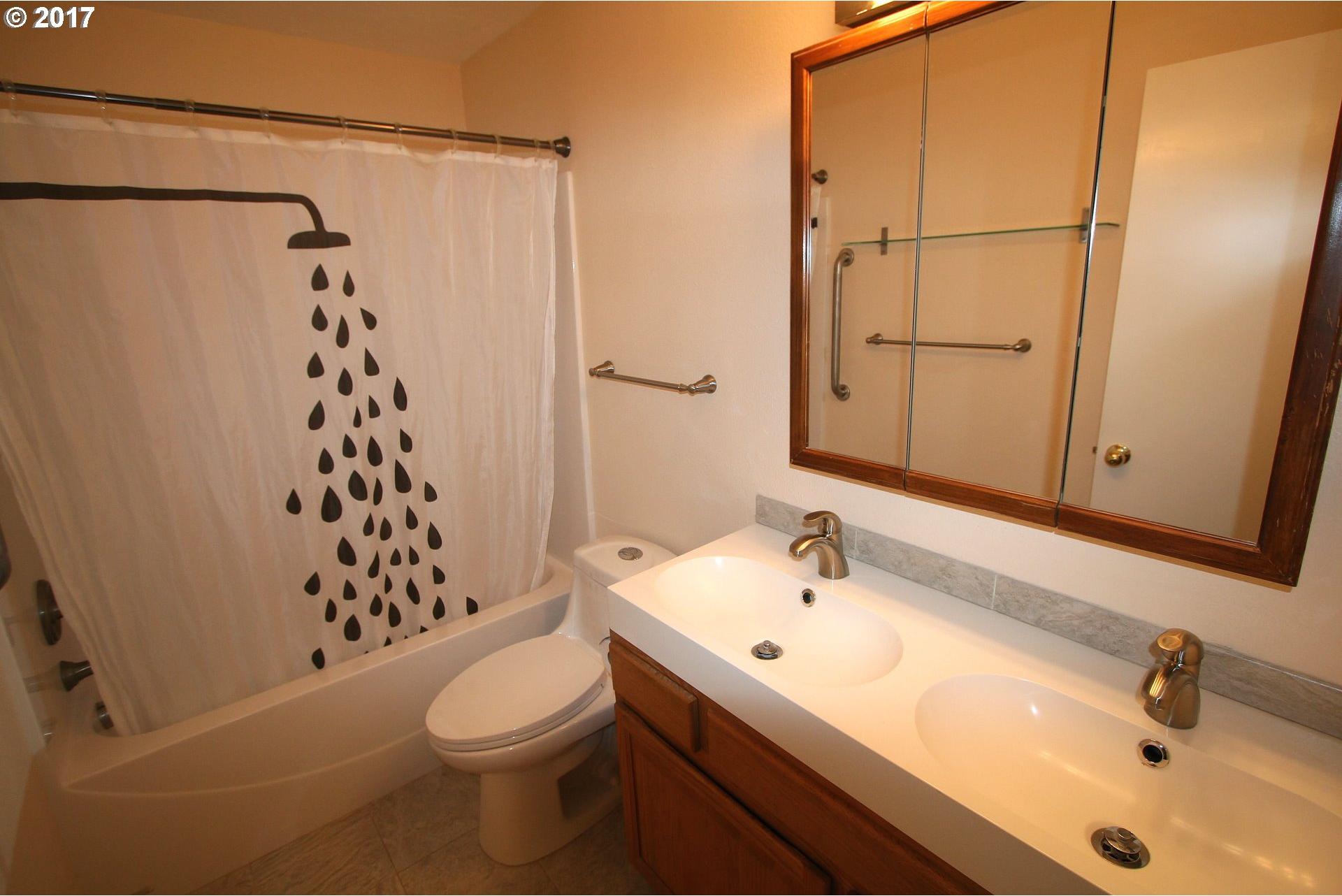 19001 Northeast Cole-Witter Road Battle Ground, WA 98604 - Photo 12 of 24 Bathroom