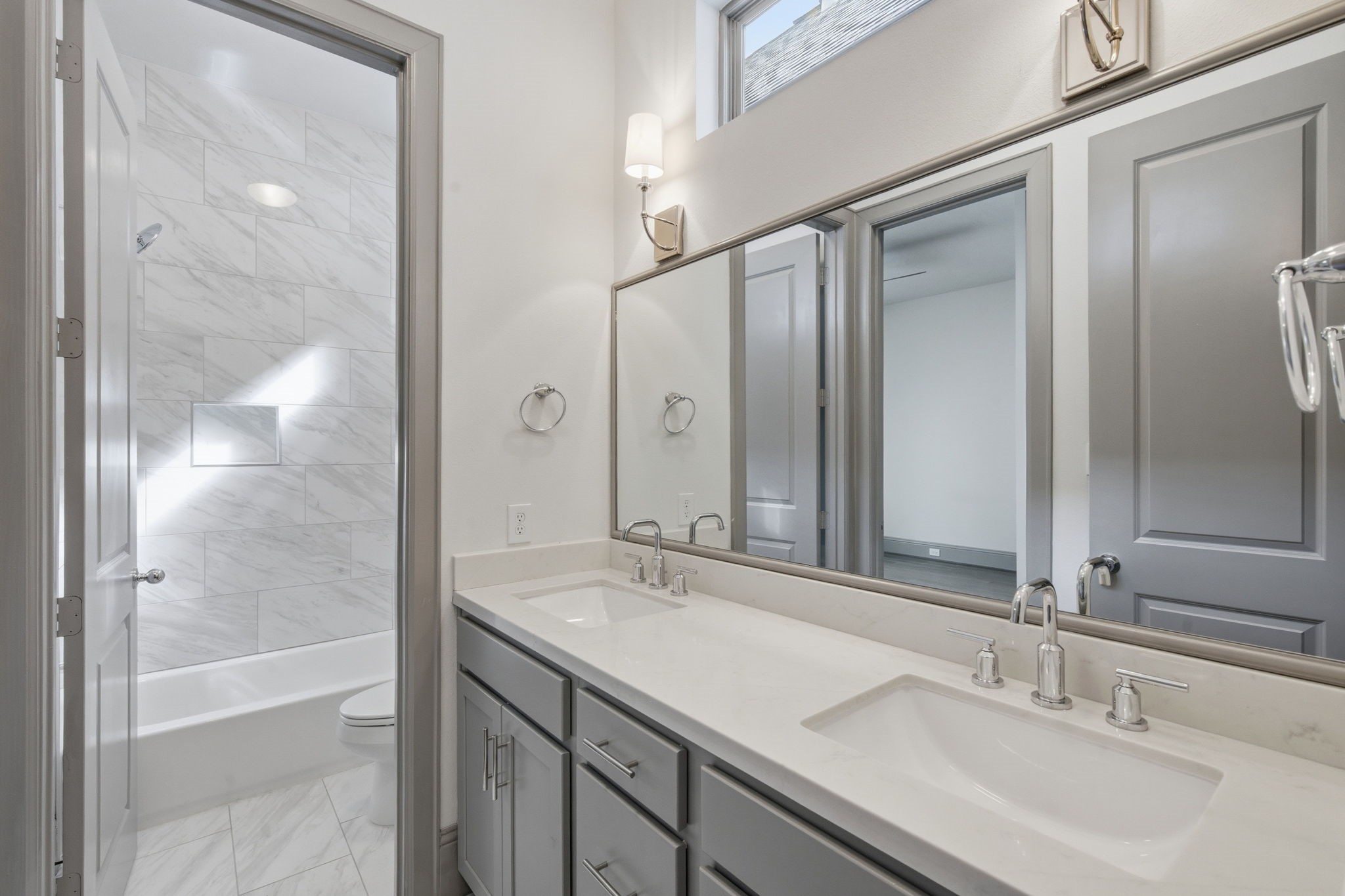 1906 West 25th Street Houston, TX 77008 - Photo 25 of 47 Secondary bath, shared with second and third bedrooms