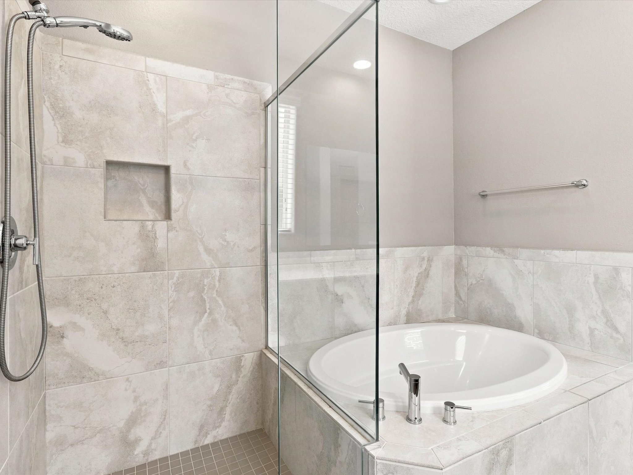 4642 Rail Runner Road Santa Fe, NM 87507 - Photo 28 of 74 Primary bathroom