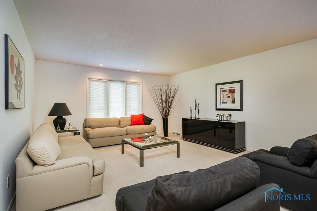 4395 Brookside Road Toledo, OH 43615 - Photo 9 of 43 LR