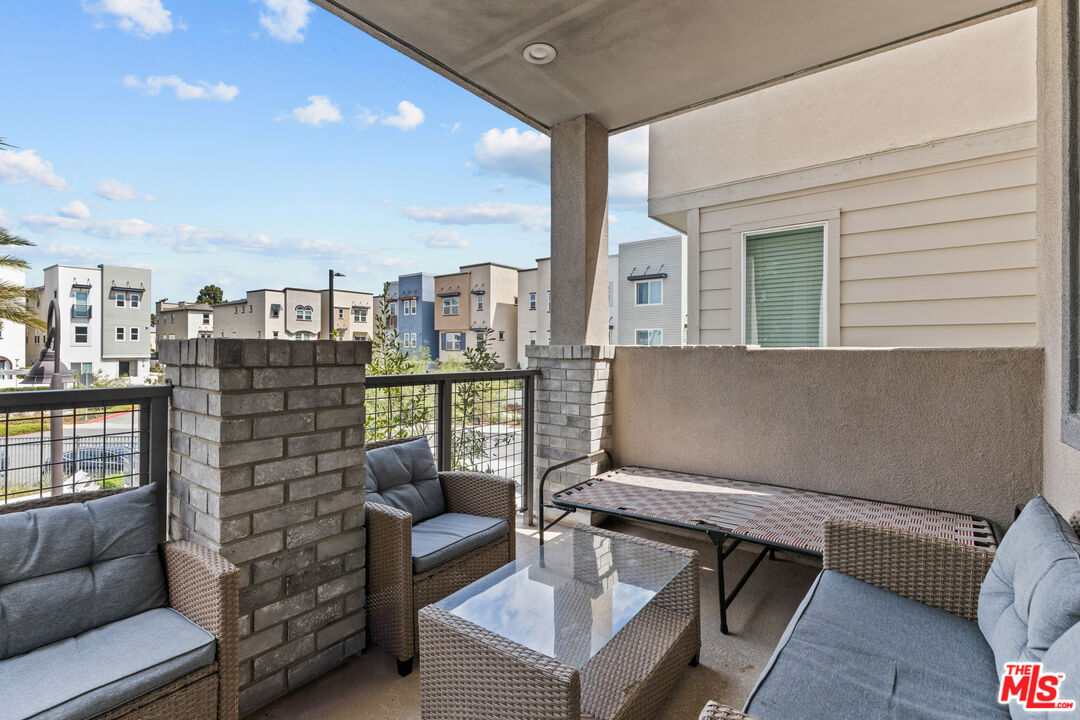 625 Daniel Freeman Circle Inglewood, CA 90301 - Photo 14 of 23 a living room with furniture