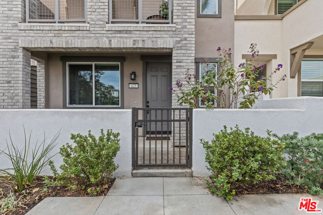 625 Daniel Freeman Circle Inglewood, CA 90301 - Photo 2 of 23 front view of a house