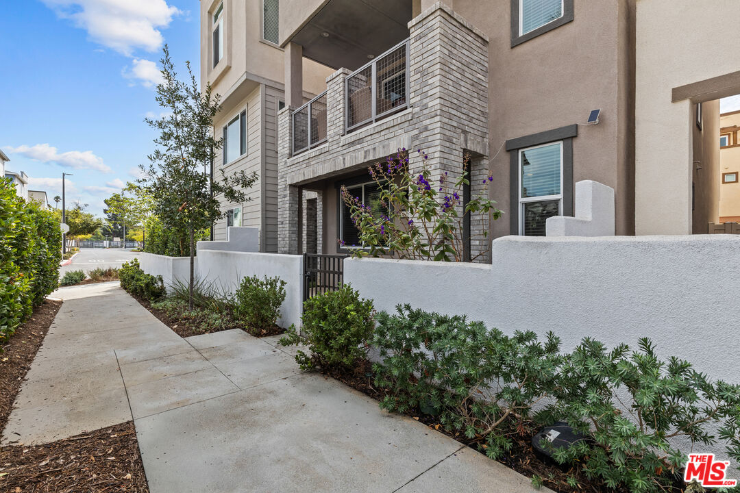 625 Daniel Freeman Circle Inglewood, CA 90301 - Photo 3 of 23 front view of a house