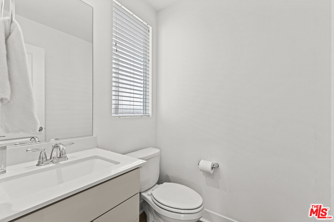 625 Daniel Freeman Circle Inglewood, CA 90301 - Photo 6 of 23 a bathroom with a sink toilet and mirror