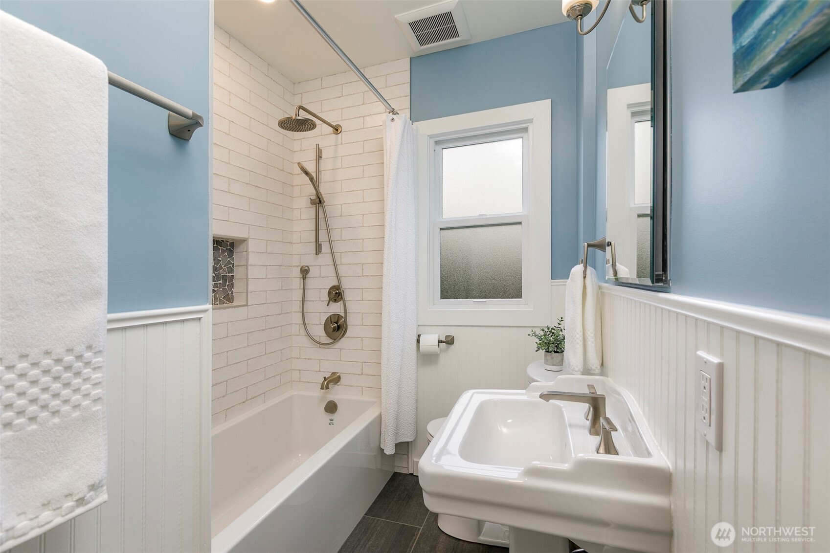 7501 25th Avenue Northwest Seattle, WA 98117 - Photo 12 of 28