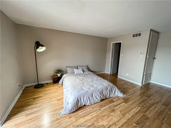 $1,000 | 904 University Oaks Boulevard, Unit 42, College Station, TX 77840