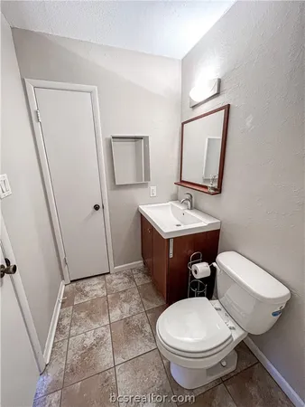 $1,000 | 904 University Oaks Boulevard, Unit 42, College Station, TX 77840