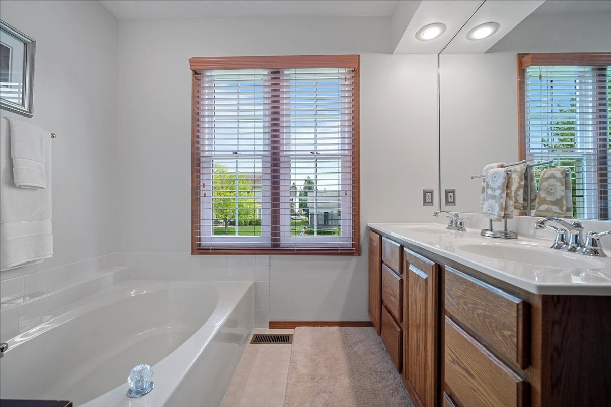 3217 Eagle Crest Road Bloomington, IL 61704 - Photo 20 of 39 Gallery Image 20