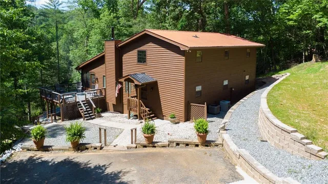 a view of a house with backyard