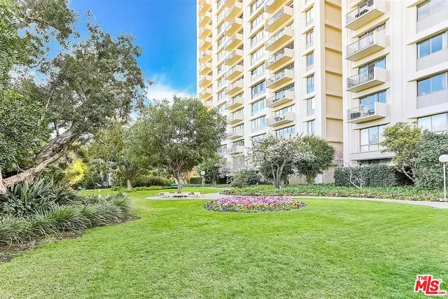 a view of a tennis court