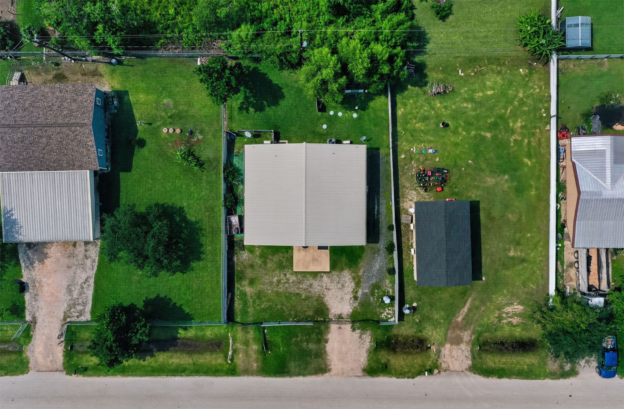 2213 Ellis Drive Rosharon, TX 77583 - Photo 2 of 40
