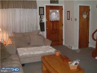 3312 Welsh Road Philadelphia, PA 19136 - Photo 3 of 12 Living Room