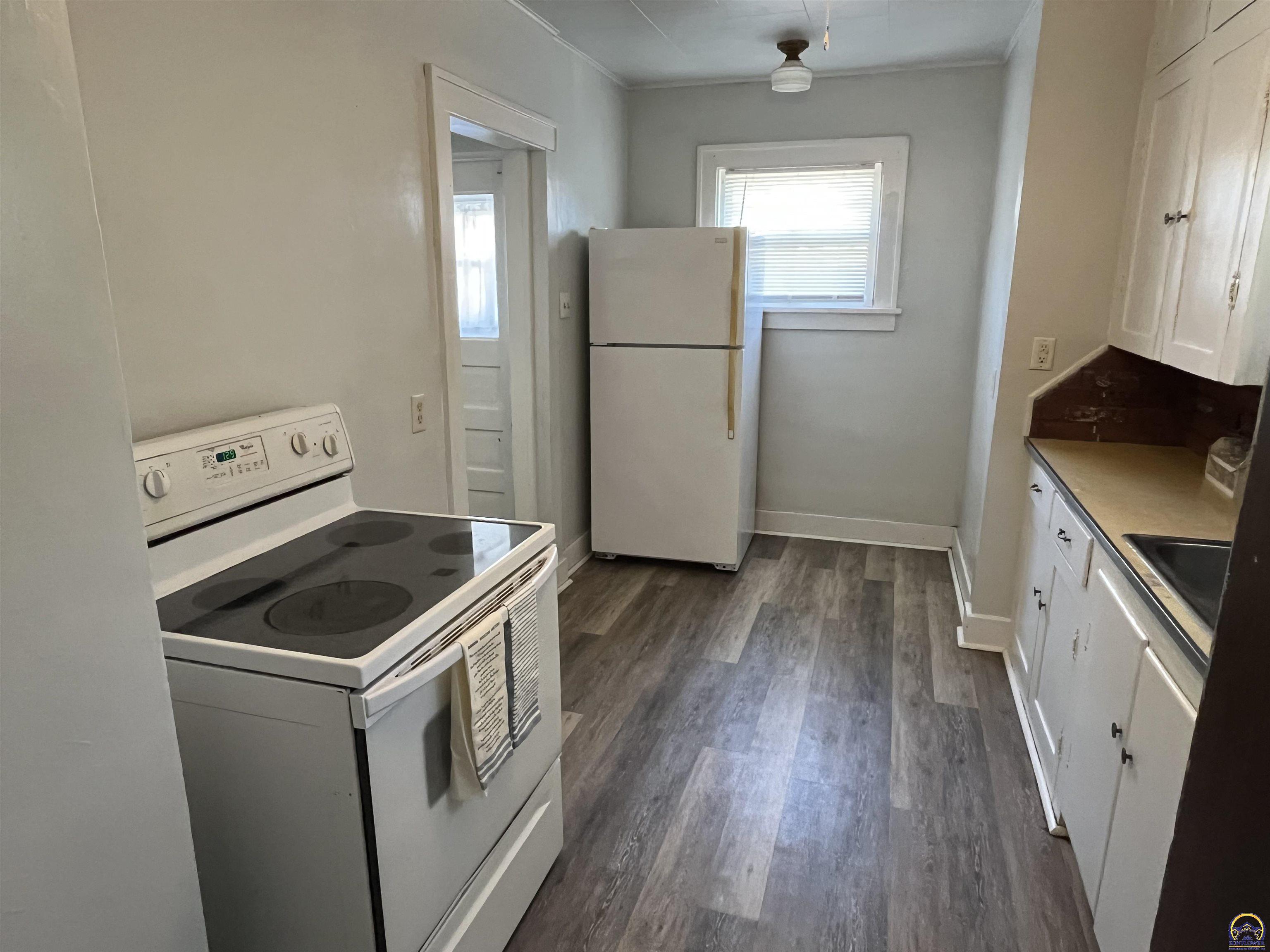 1307 Southwest Hampton Street Topeka, KS 66604 - Photo 5 of 11