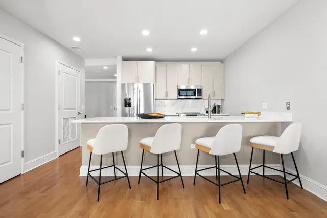 $699,000 | 850 North Lake Shore Drive, Unit 803, Chicago, IL 60611