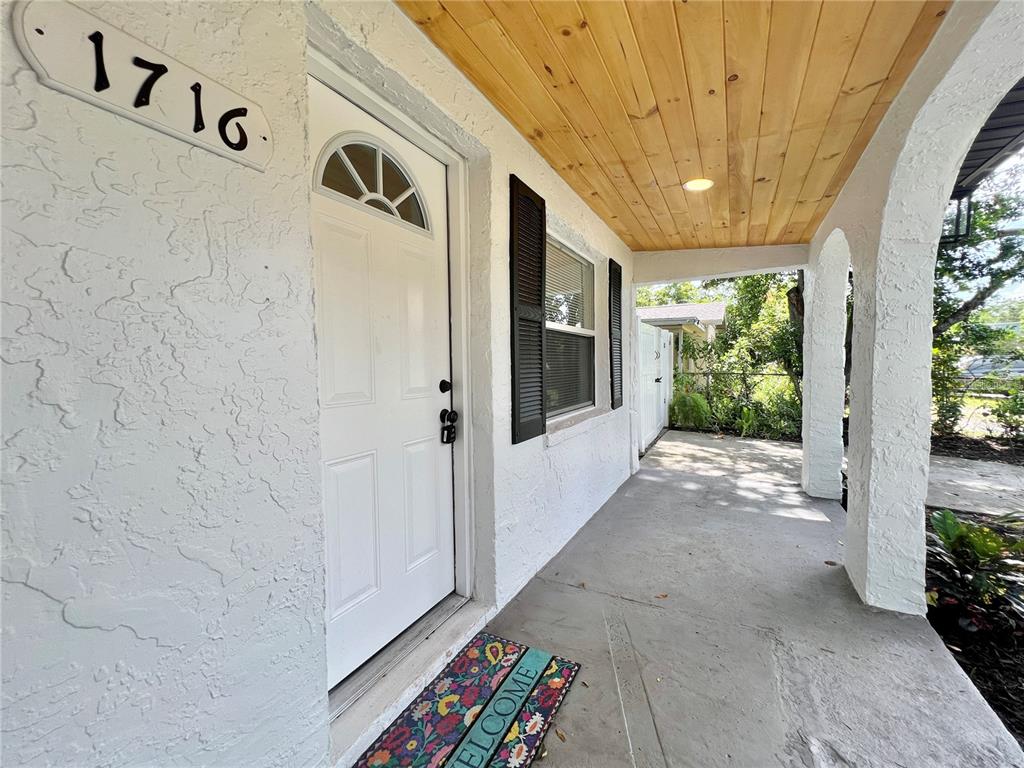 1716 West Nassau Street Tampa, FL 33607 - Photo 18 of 25 a view of a hallway with windows