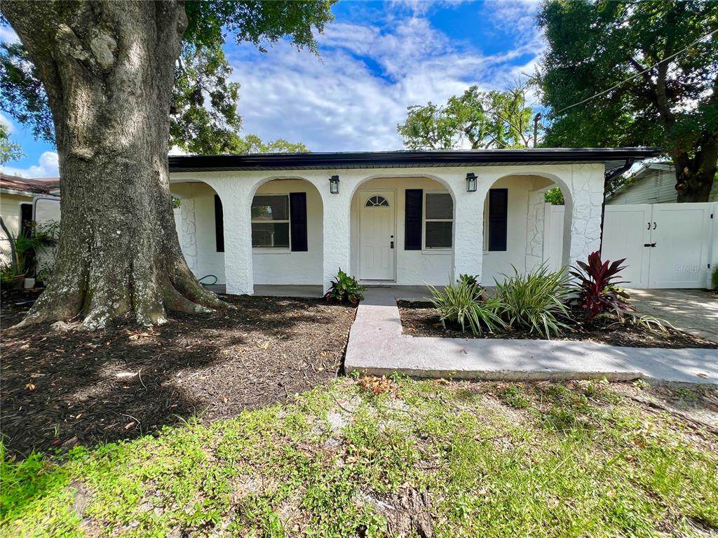 1716 West Nassau Street Tampa, FL 33607 - Photo 2 of 25 a front view of a house with garden