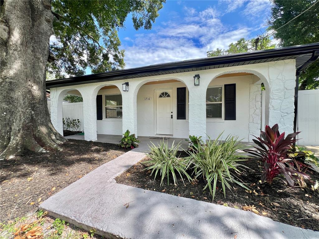 1716 West Nassau Street Tampa, FL 33607 - Photo 3 of 25 a front view of a house with garden