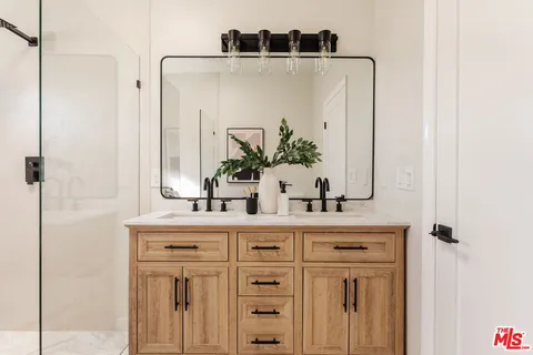 $1,800,000 | 3014 South Norton Avenue, Los Angeles, CA 90018