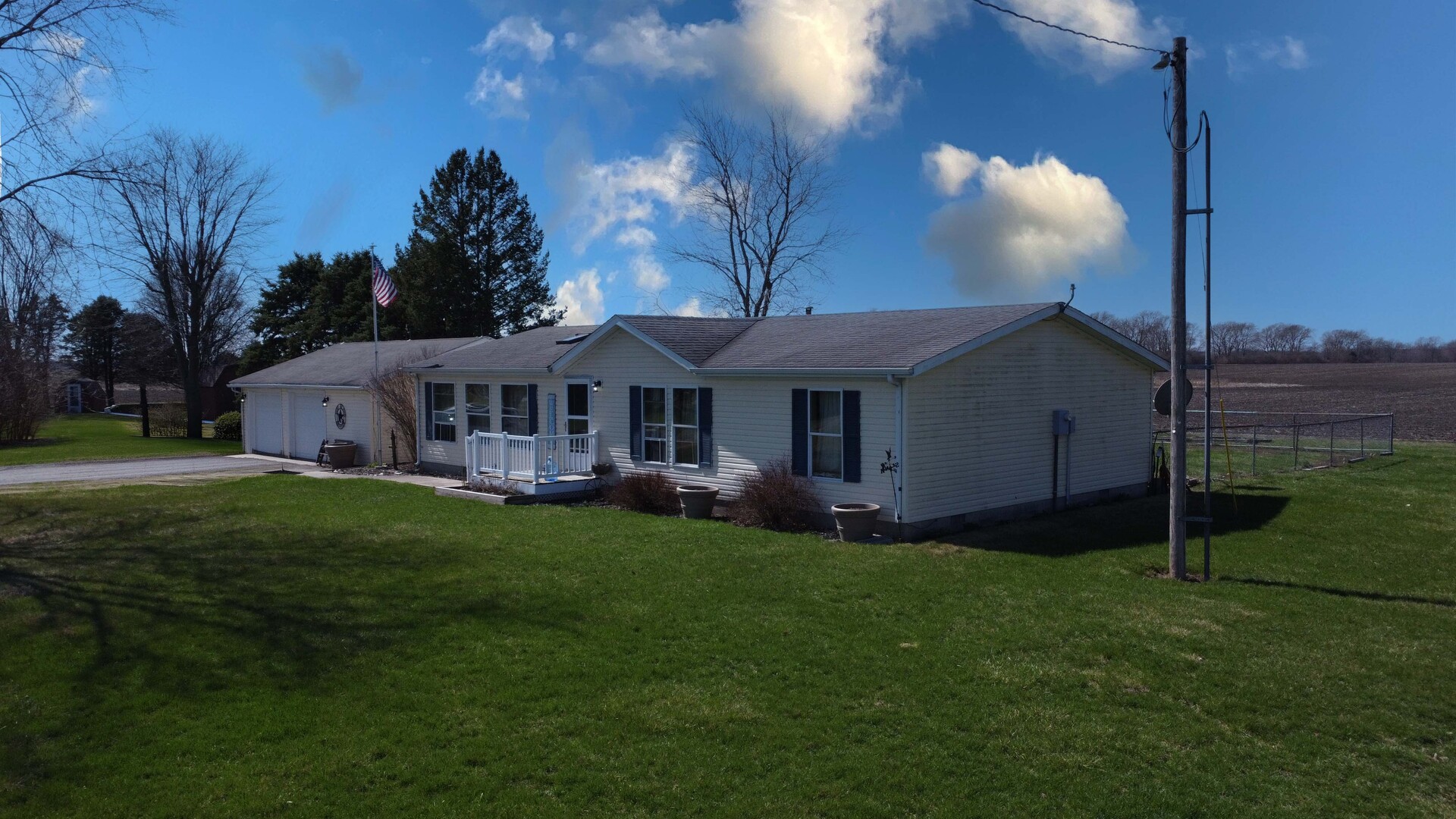 28240 North 990 E Road Potomac, IL 61865 - Photo 3 of 23 a front view of a house with garden