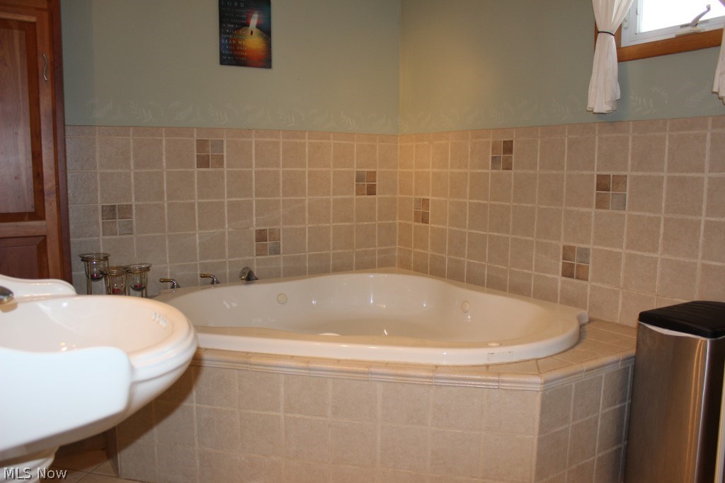 5786 Dailey Road New Franklin, OH 44319 - Photo 28 of 33 Master glamour bath with jetted tub & separate shower*