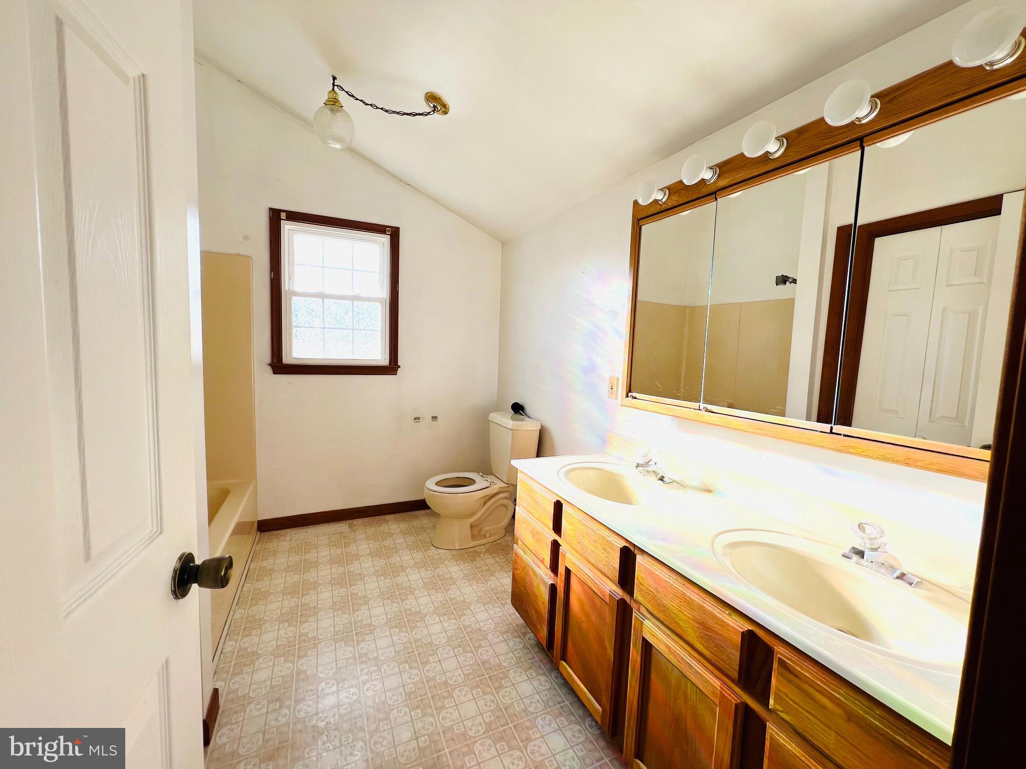 6296 Landing Neck Road Easton, MD 21601 - Photo 8 of 17 Full loft bathroom