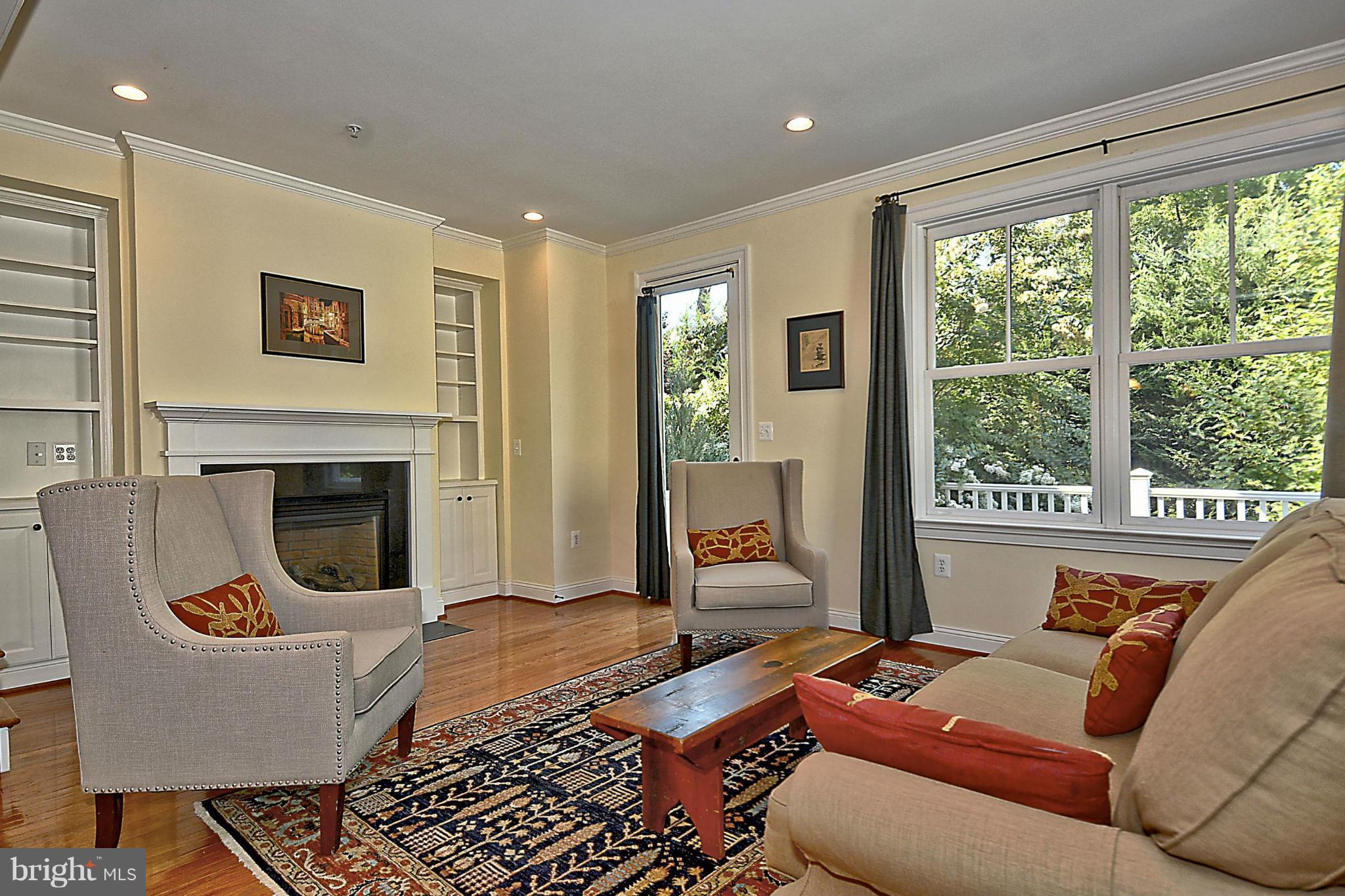 8910 Courts Way Silver Spring, MD 20910 - Photo 3 of 29 Living Room