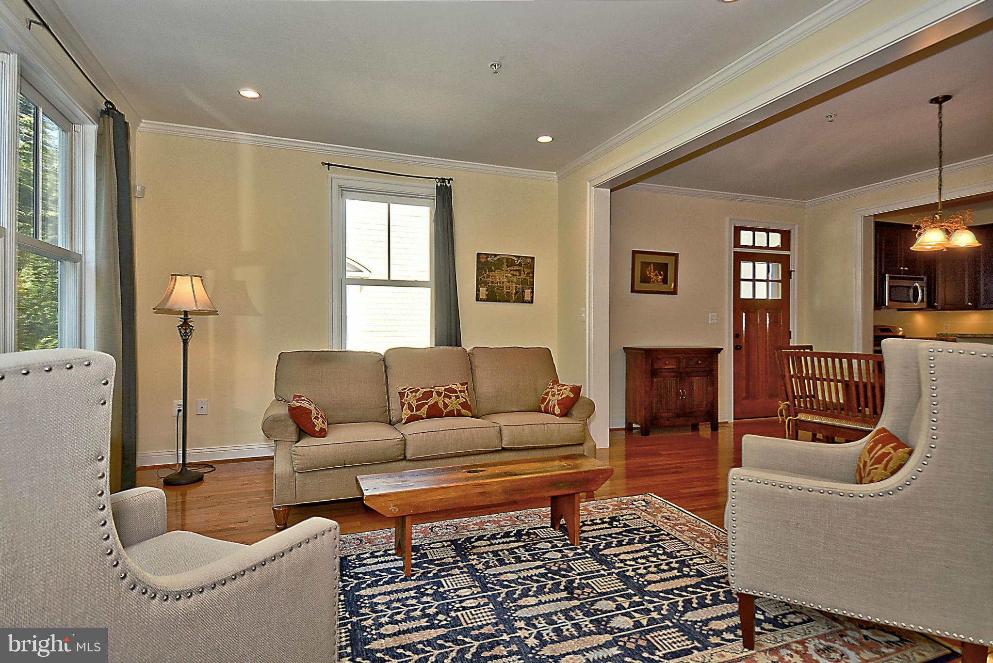 8910 Courts Way Silver Spring, MD 20910 - Photo 5 of 29 Living Room