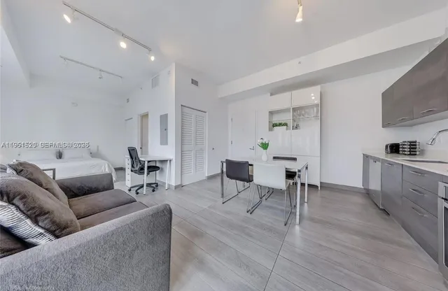 $2,800 | 151 Southeast 1st Street, Unit 1706, Miami, FL 33131