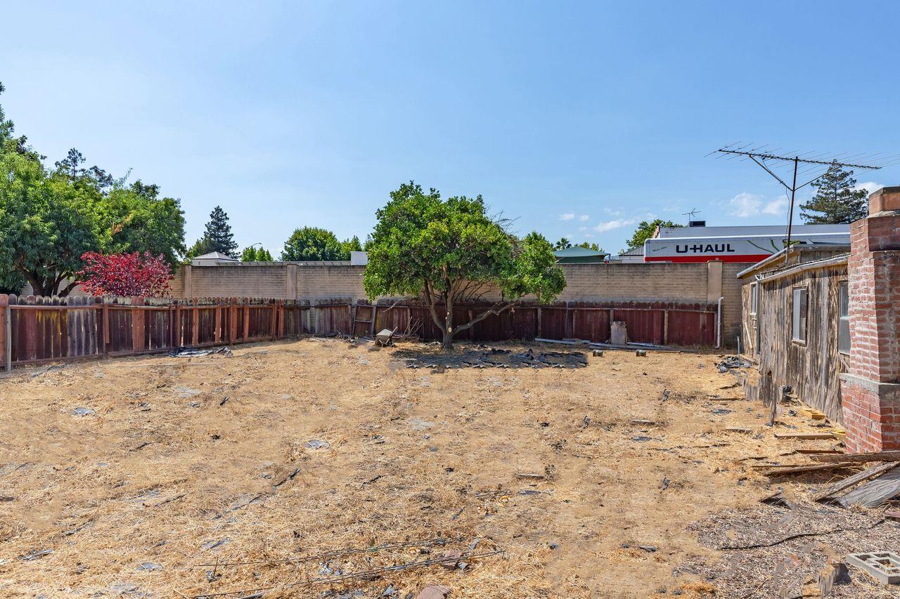 83 Centre Street Mountain View, CA 94041 - Photo 3 of 32 a view of a backyard
