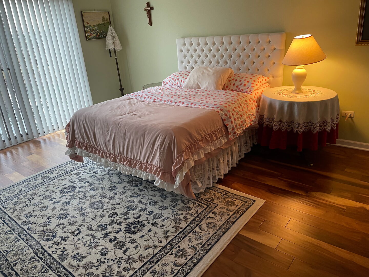 362 Kelburn Road, Unit 324 Deerfield, IL 60015 - Photo 7 of 11 a bedroom with a bed and a lamp on dresser