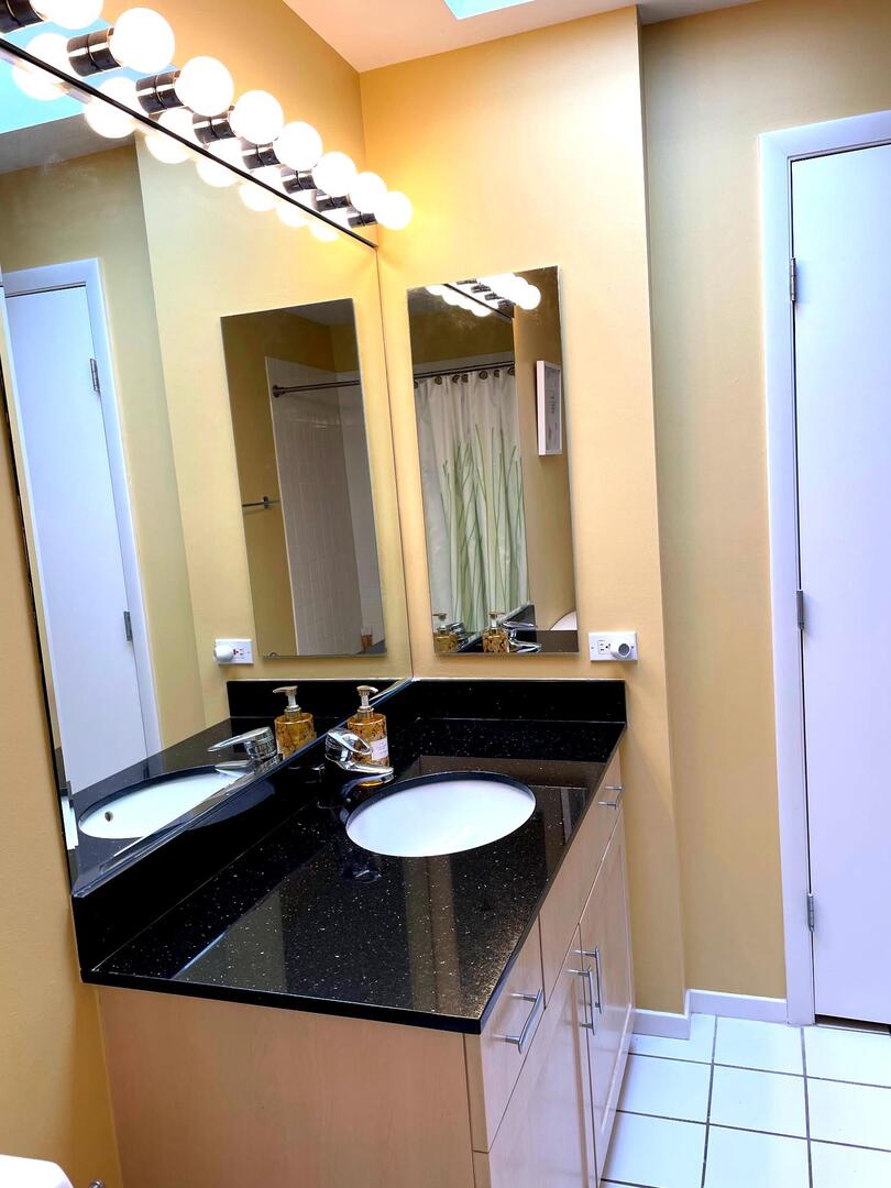 362 Kelburn Road, Unit 324 Deerfield, IL 60015 - Photo 9 of 11 a sink and a mirror