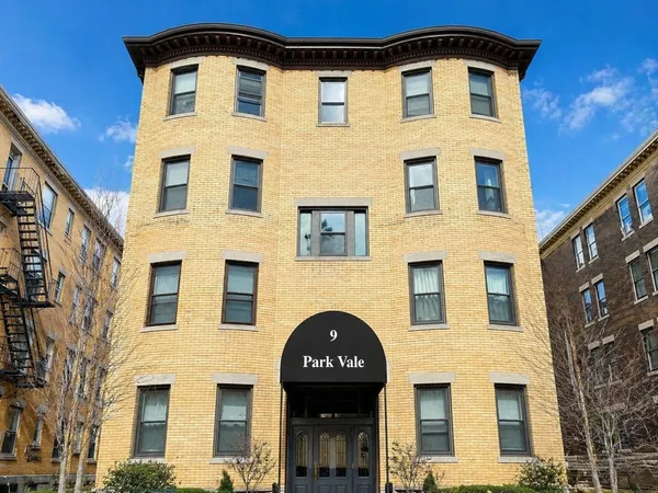 $4,720 | 9 Park Vale, Unit 8, Brookline, MA 02446