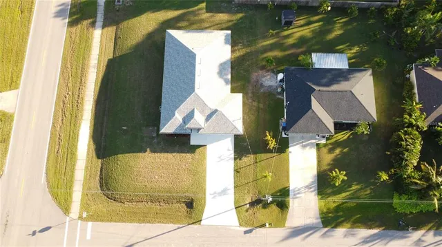 a street sign on a wall next to a building