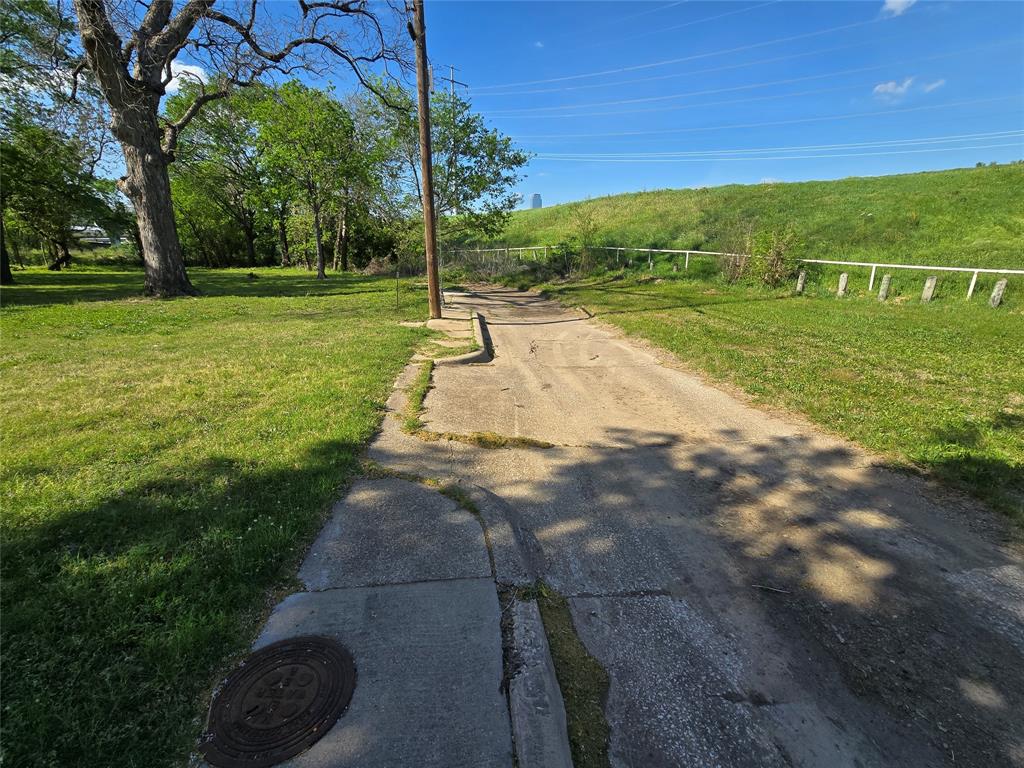 823 Millard Street Dallas, TX 75203 - Photo 21 of 25 a view of a park