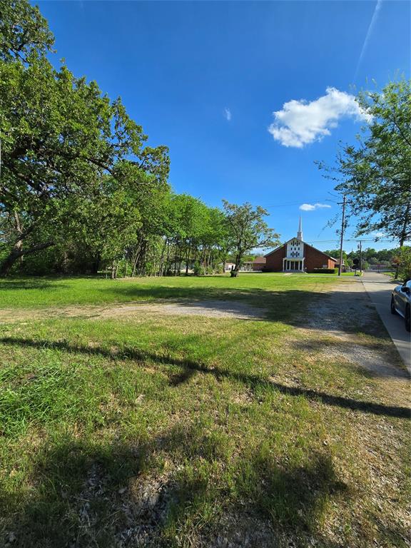 823 Millard Street Dallas, TX 75203 - Photo 23 of 25 a view of a golf course with a lake
