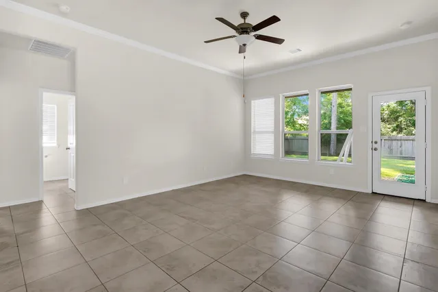 a view of empty room with a ceiling fan