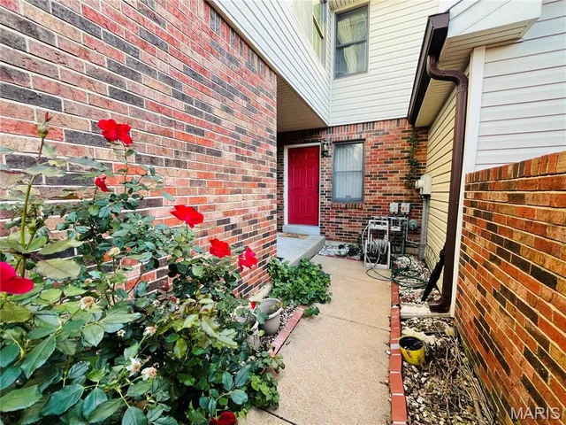 $236,000 | 5428 Duchesne Parque Drive, St. Louis, MO 63128