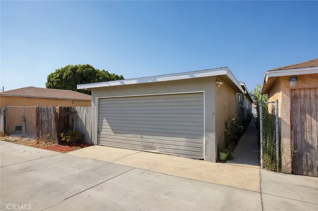 a view of a house with backyard