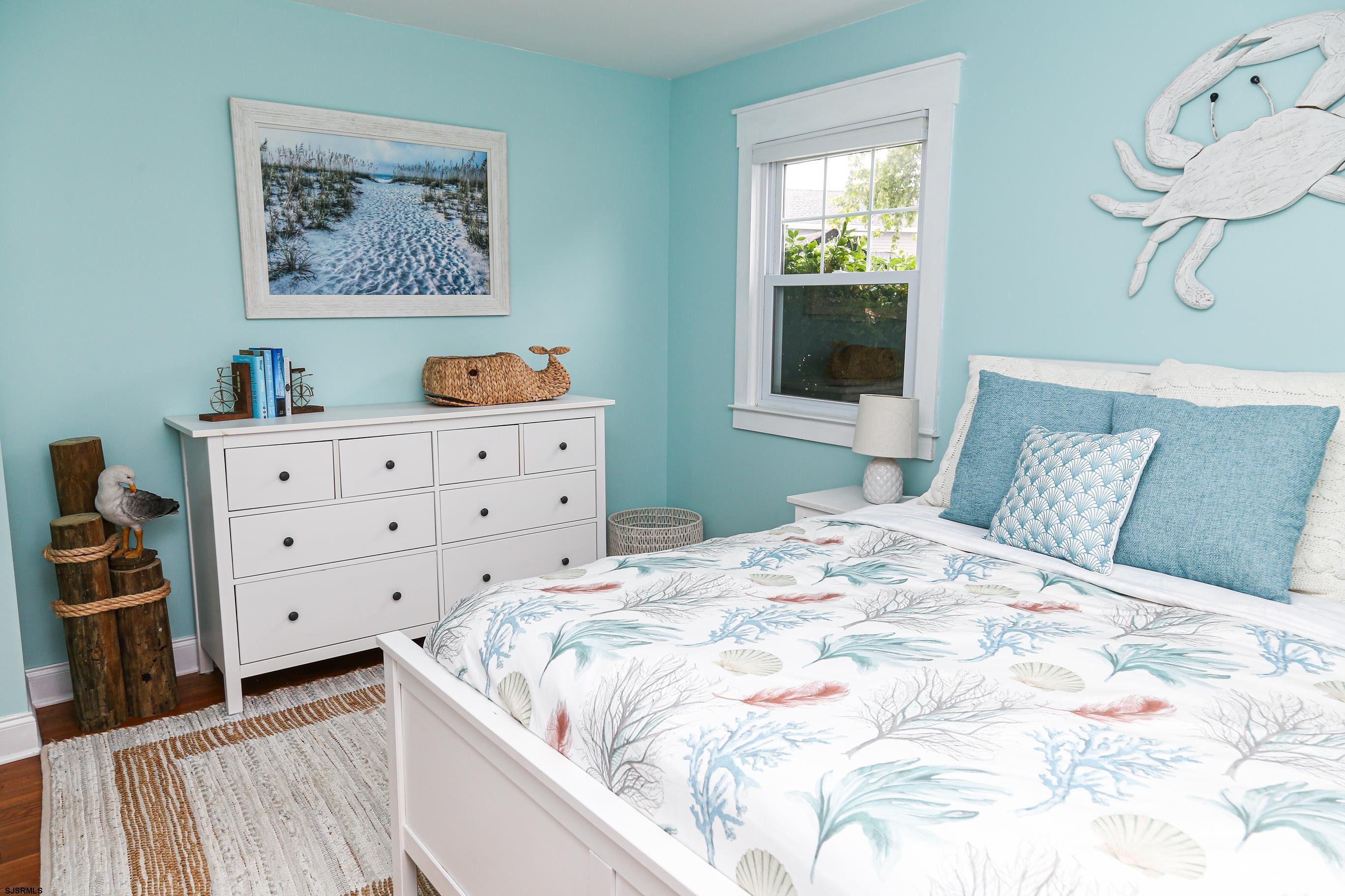8 44th Cove Brigantine, NJ 08203 - Photo 23 of 57 a bedroom with a bed and a window