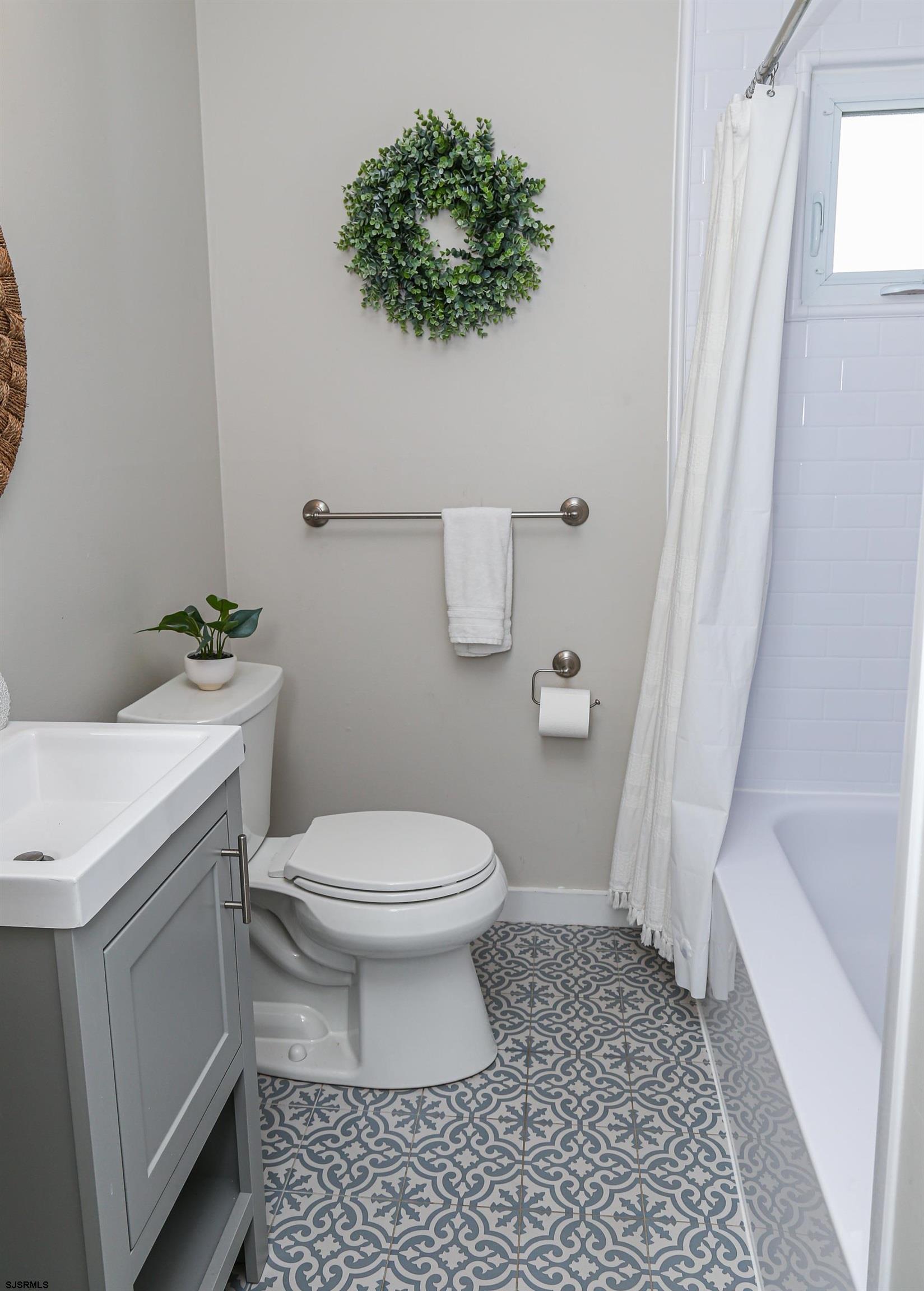 8 44th Cove Brigantine, NJ 08203 - Photo 25 of 57 a bathroom with a toilet a sink and a bathtub