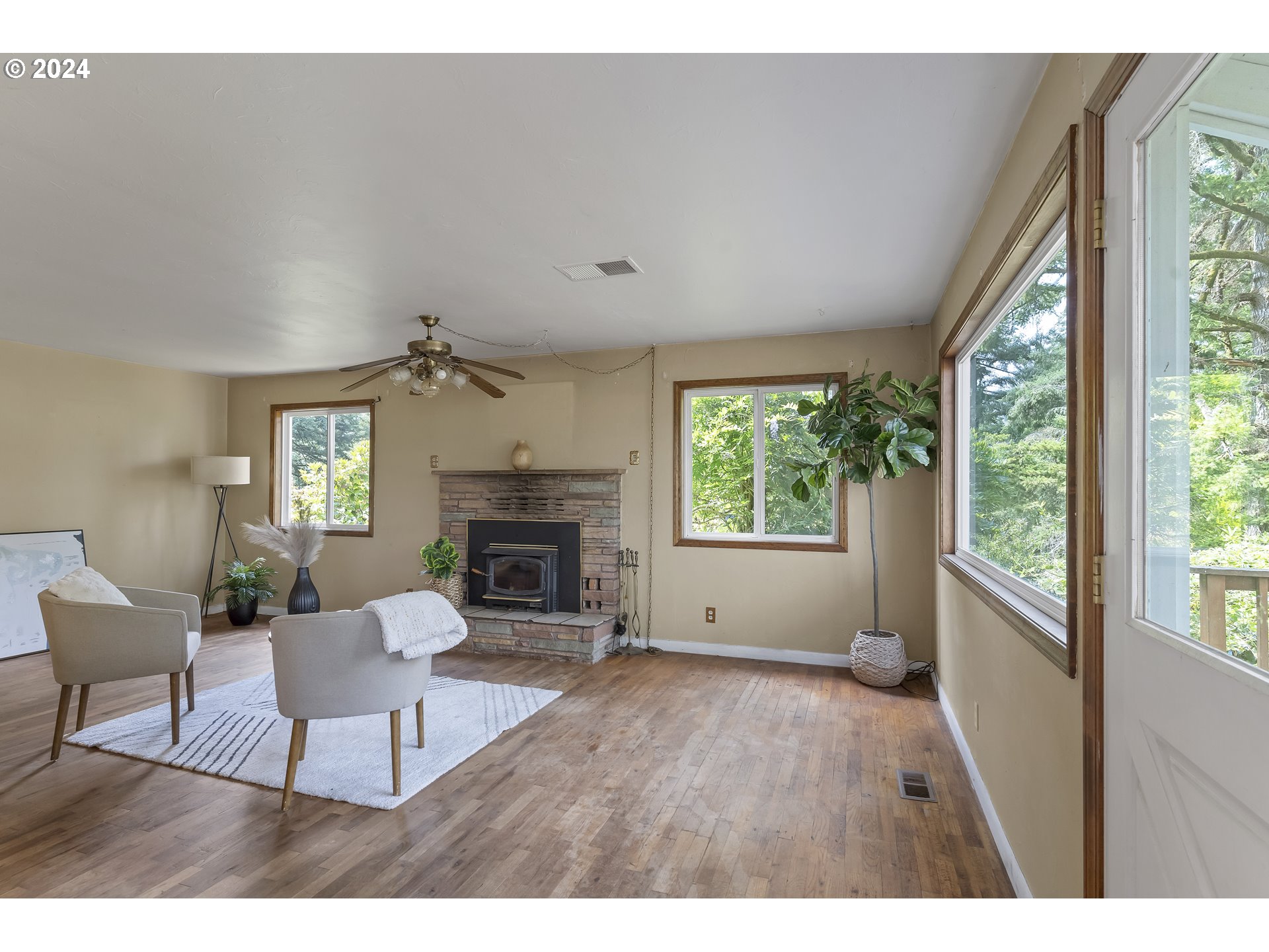 298 Elk City Road Toledo, OR 97391 - Photo 9 of 36 Gallery Image 9
