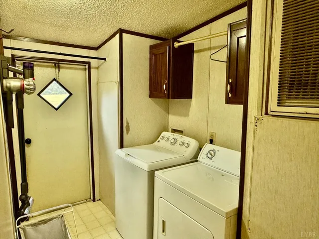 a view of entryway and hall