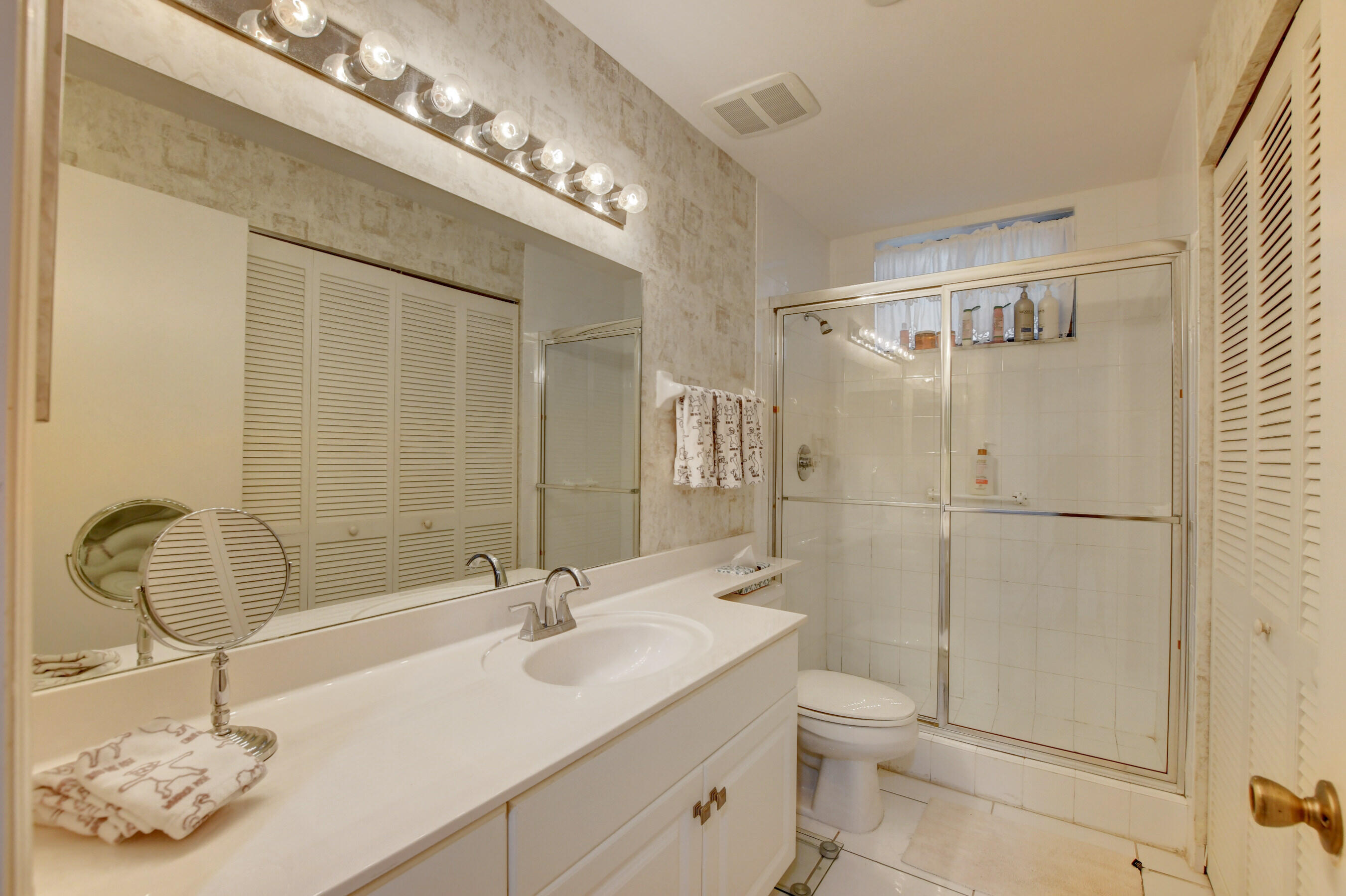 7546 La Paz Boulevard, Unit 207 Boca Raton, FL 33433 - Photo 23 of 25 2nd bath