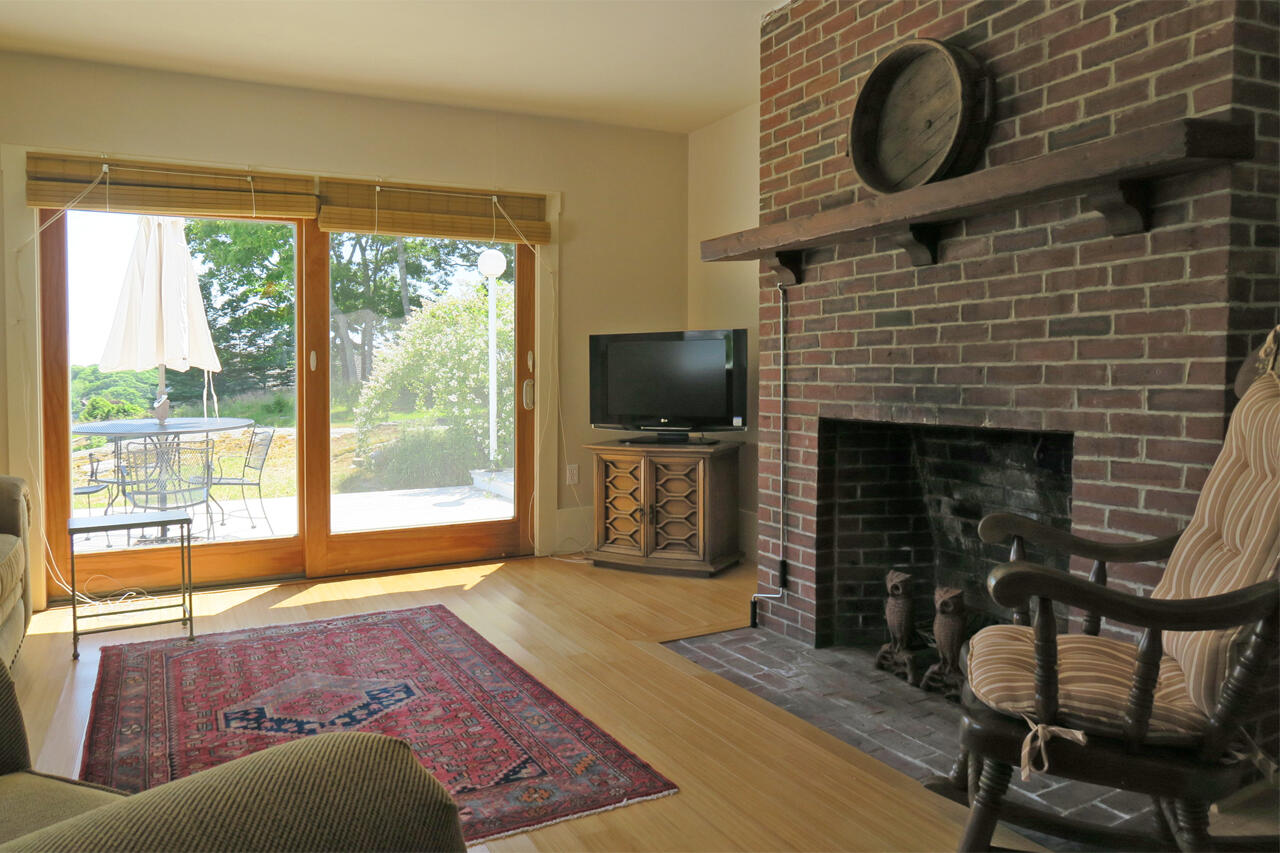 25 Southside Road New Harbor, ME 04554 - Photo 8 of 20 Living Room