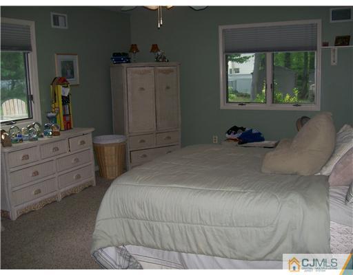 21 Maida Road Edison, NJ 08820 - Photo 10 of 10 a bed room with a bed and a dresser