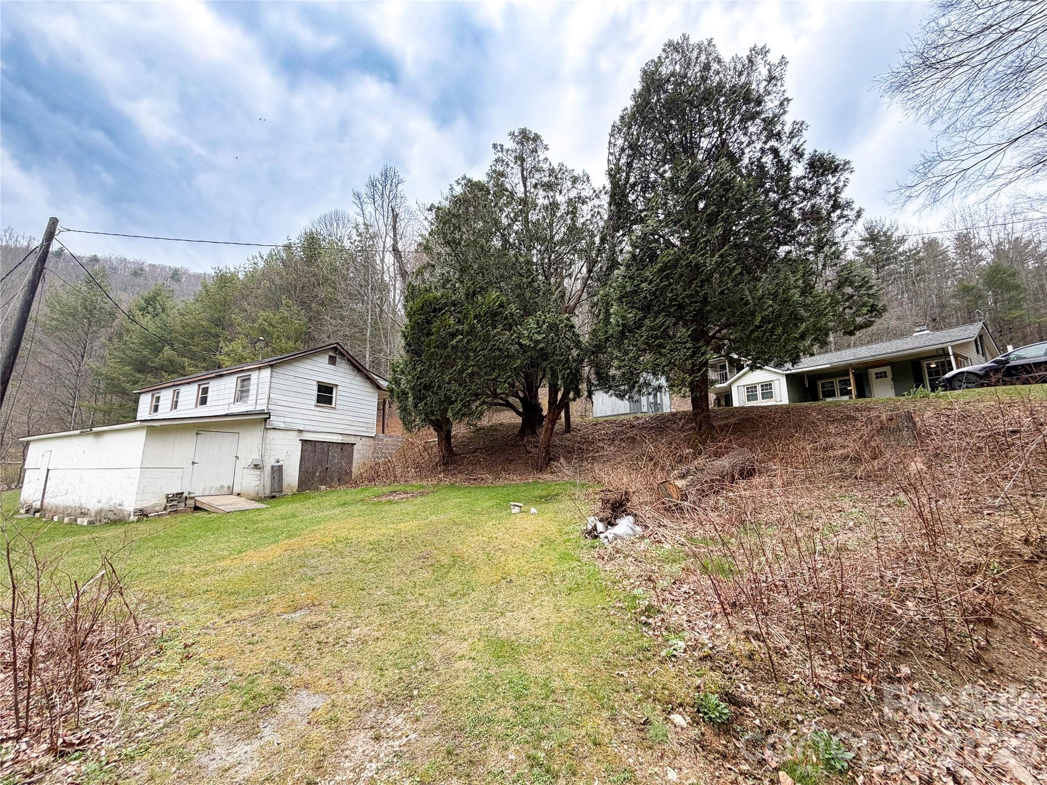 658 Upper Hanging Rock Road Spruce Pine, NC 28777 - Photo 2 of 35