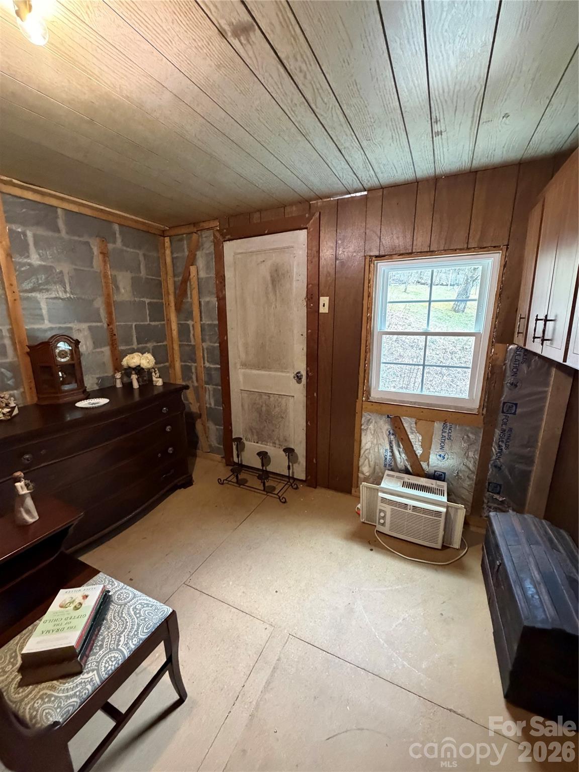 658 Upper Hanging Rock Road Spruce Pine, NC 28777 - Photo 23 of 35 a living room with furniture and a window