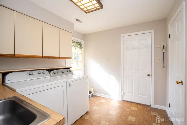 a view of a house with backyard