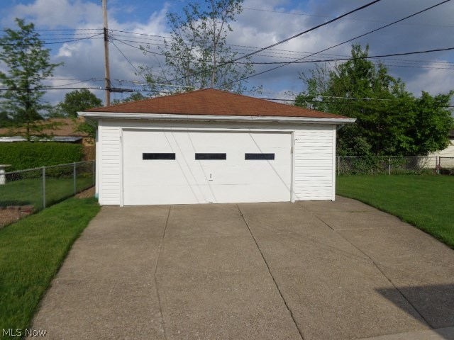 7227 Maplewood Road Parma, OH 44130 - Photo 4 of 19 2-Car Garage